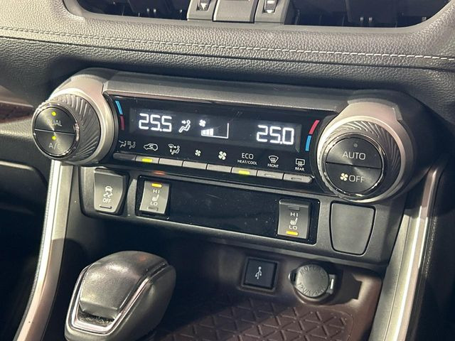 【シートヒーター】寒い日に重宝するシートヒーター!エアコンより早く温まってくれるので寒がりの人も安心ですね♪エアコンの温風は乾燥するから苦手、という方にもをおすすめです。