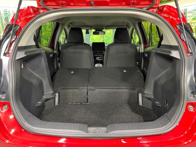 普段のお買い物や通勤、送迎等に十分な荷室スペースを確保しております。セカンドシートを倒すと、大きな荷物の積載も可能です♪