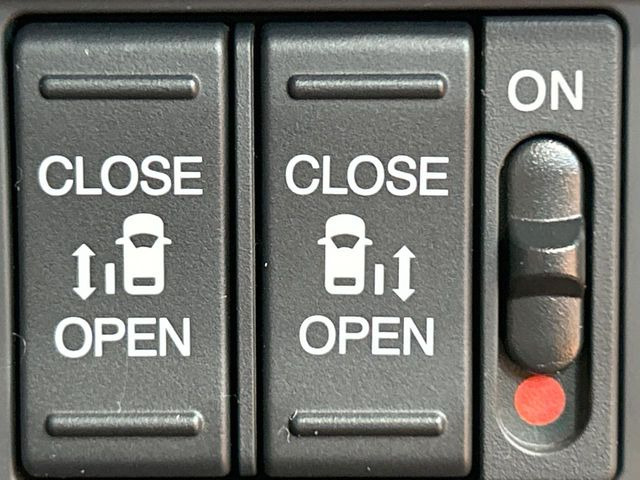 【両側パワースライドドア】スマートキーや運転席のスイッチで後席両側スライドドアの開閉が可能♪電動だから力を入れてドアを開ける必要が無く、小さなお子様でも簡単に開け閉めでき快適です♪