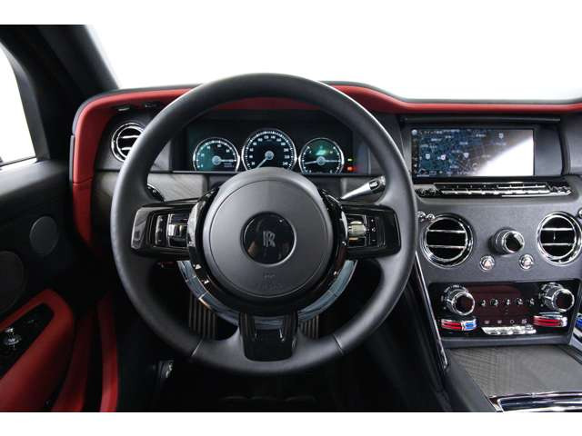 �u���b�N���U�[����Ƃ����㎿�ȃX�e�A�����O�z�C�[���B��ɐG�ꂽ�u�Ԃ���`��銊�炩�ȃ��U�[�̎����ƁA���[���X�E���C�X�炵���d���������͂ł��B