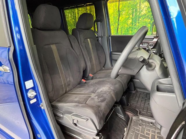 運転席まわりには十分なスペースがあり、大柄な方でもゆったり運転していただける環境です。