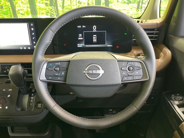 【純正革巻きステアリング】上質な革を使用することで、手にしっかり馴染みとても運転しやすいハンドルです♪