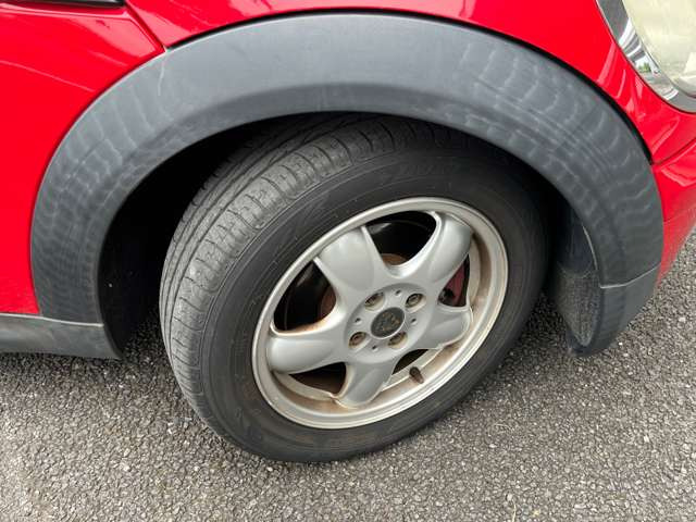 �~�j 50�J���f�� �N�[�p�[�̃^�C���ƃz�C�[���̏�Ԃł��B�����܂ŕ�����₷���B�e���Ă��܂��B