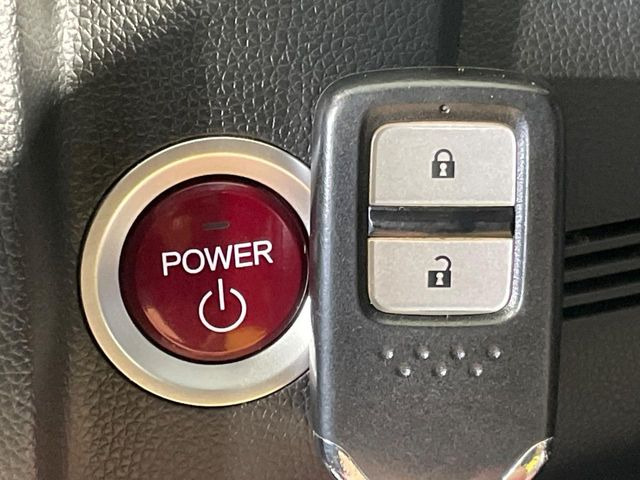 【Hondaスマートキー】カバンやポケットに入れたままでもドアの施錠・解錠が可能なスマートキーを装備。エンジンのオン・オフ時もカギを取り出す必要が無いからとっても便利です♪