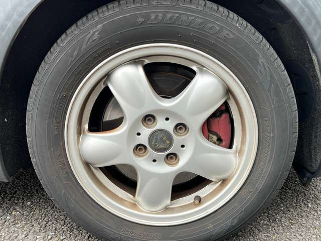 �~�j 50�J���f�� �N�[�p�[�̃^�C���ƃz�C�[���̏�Ԃł��B�����܂ŕ�����₷���B�e���Ă��܂��B
