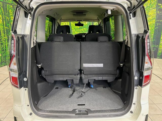 普段のお買い物や通勤、送迎等に十分な荷室スペースを確保しております。セカンドシートを倒すと、大きな荷物の積載も可能です♪