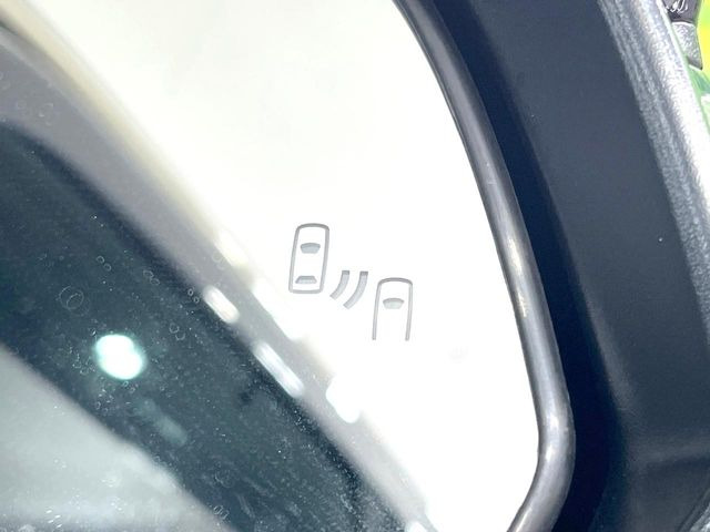 【ブラインドスポットモニター】走行中、ドアミラーの死角になりやすい箇所に後続車が接近するとサイドミラーのレンズに警告を表示!ドライバーに注意喚起をしてくれます。