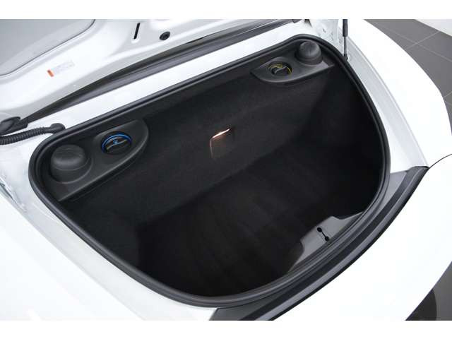 ���ڂ����̂͏o��400ps��4.0L���R�z�C�t���b�g6�B�A�N�Z������Ƀ��j�A�ɉ����A����]��܂ŗ��݂Ȃ������オ�銴�G������̖����x�����߂Ă���܂��B