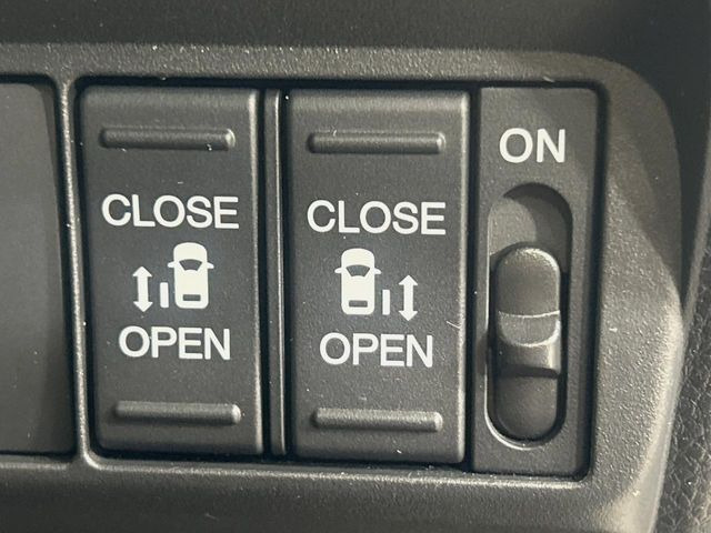 【両側パワースライドドア】スマートキーや運転席のスイッチで後席両側スライドドアの開閉が可能♪電動だから力を入れてドアを開ける必要が無く、小さなお子様でも簡単に開け閉めでき快適です♪