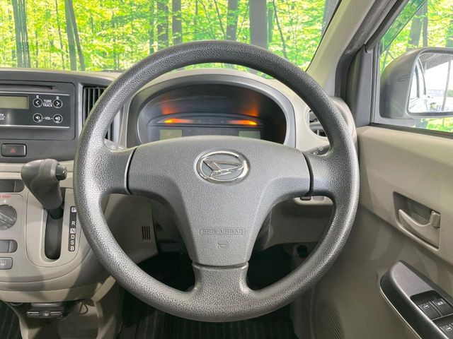 インテリアに合わせたデザインのステアリングは、運転される方のことも考え、運転しやすい形状、大きさです。是非一度、実際に触ってお確かめください。