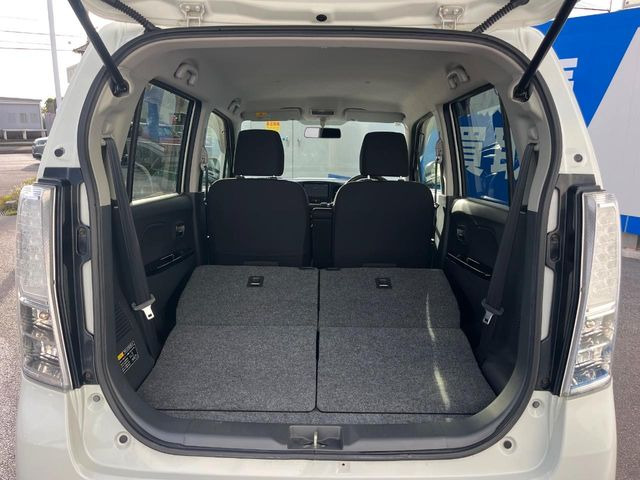 積み下ろしのしやすいデッキにはたっぷりと荷物を積み込んでいただけます。遊びから仕事まで、様々なシーンで頼れます♪