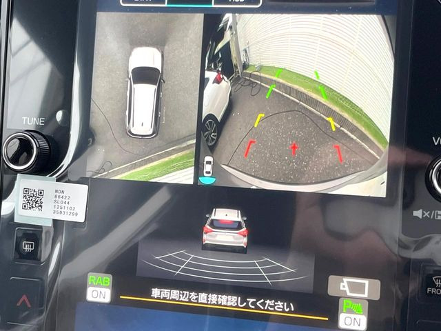 【マルチテレインモニター】車のフロントやサイドのカメラ画像を同時にモニター表示することで、悪路や狭い道を走行時でも周囲の状況確認ができ安心!本格SUVにうれしい装備です♪