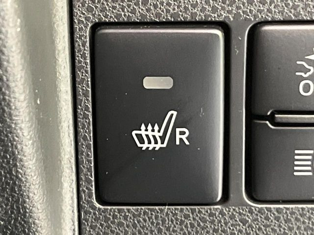 【シートヒーター】寒い日に重宝するシートヒーター!エアコンより早く温まってくれるので寒がりの人も安心ですね♪エアコンの温風は乾燥するから苦手、という方にもをおすすめです。