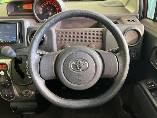 �C���e���A�ɍ��킹���f�U�C���̃X�e�A�����O�́A�^�]�������̂��Ƃ��l���A�^�]���₷���`��A�傫���ł��B�����x�A���ۂɐG���Ă��m���߂��������B