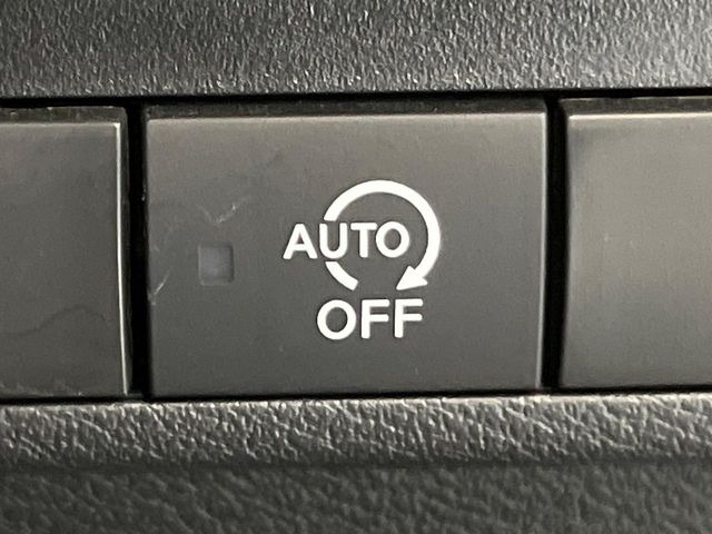 【アイドリングストップ】赤信号や渋滞で停車した際にエンジンを停止し、無駄な燃料の消費を抑えます。燃費向上や環境保護につなげる機能♪エンジンはブレーキを離せば再始動します。