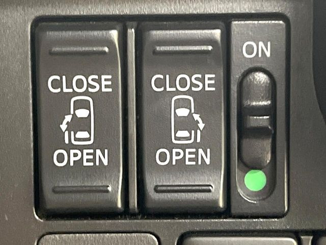 【両側パワースライドドア】スマートキーや運転席のスイッチで後席両側スライドドアの開閉が可能♪電動だから力を入れてドアを開ける必要が無く、小さなお子様でも簡単に開け閉めでき快適です♪