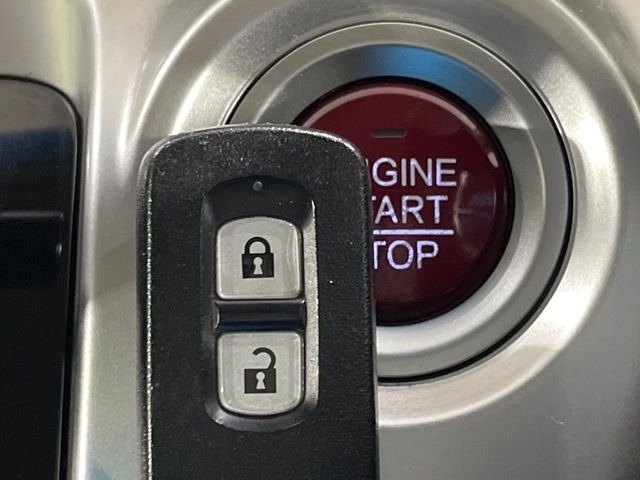 �yHonda�X�}�[�g�L�[�z�J�o����|�P�b�g�ɓ��ꂽ�܂܂ł��h�A�̎{���E�������\�ȃX�}�[�g�L�[�𑕔��B�G���W���̃I���E�I�t�����J�M�����o���K�v����������Ƃ��Ă��֗��ł���