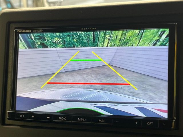 【バックカメラ】駐車時に後方がリアルタイム映像で確認できます。大型商業施設や立体駐車場での駐車時や、夜間のバック時に大活躍!運転スキルに関わらず、今や必須となった装備のひとつです!