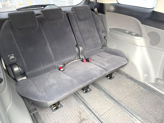 床下収納式のサードシートです。座席部分をコンパクトに収納でき、広大な荷室スペースとしてお使いいただけます!乗車人数や荷物の量など利用シーンに合わせて3列目を有効活用でき、とっても便利♪