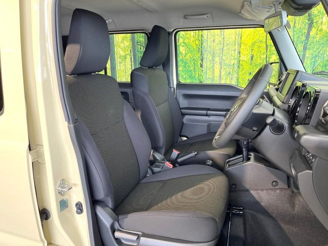 運転席シート廻りは使用感も少なく、良好な状態となっています。前オーナー様が丁寧に使っていたことがよくわかりますね。