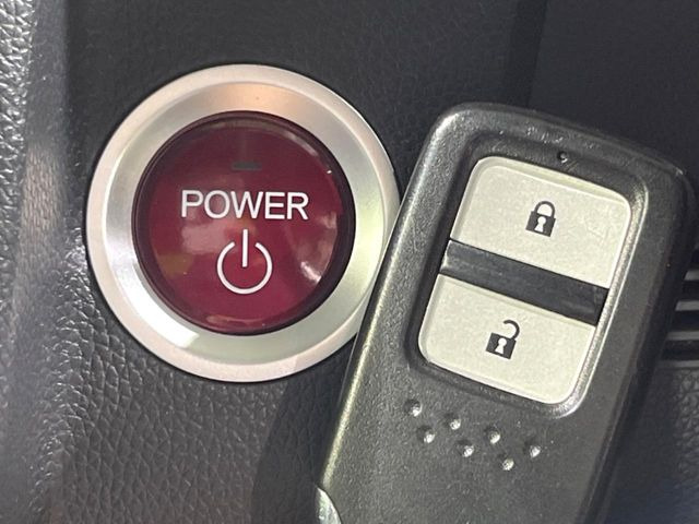 �yHonda�X�}�[�g�L�[�z�J�o����|�P�b�g�ɓ��ꂽ�܂܂ł��h�A�̎{���E�������\�ȃX�}�[�g�L�[�𑕔��B�G���W���̃I���E�I�t�����J�M�����o���K�v����������Ƃ��Ă��֗��ł���