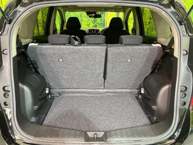 積み下ろしのしやすいデッキにはたっぷりと荷物を積み込んでいただけます。遊びから仕事まで、様々なシーンで頼れます♪