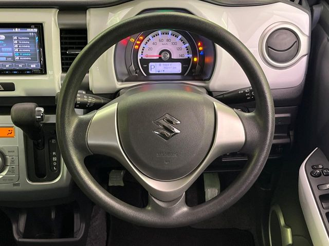 �C���e���A�ɍ��킹���f�U�C���̃X�e�A�����O�́A�^�]�������̂��Ƃ��l���A�^�]���₷���`��A�傫���ł��B�����x�A���ۂɐG���Ă��m���߂��������B