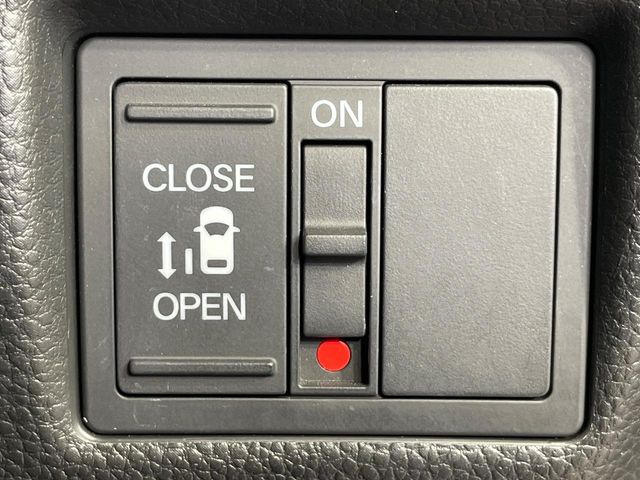 【パワースライドドア】スマートキーや運転席のスイッチでスライドドアの開閉が可能♪電動だから力を入れてドアを開ける必要が無く、小さいお子様でも、重い荷物を持っている時もラクに開け閉めできます♪