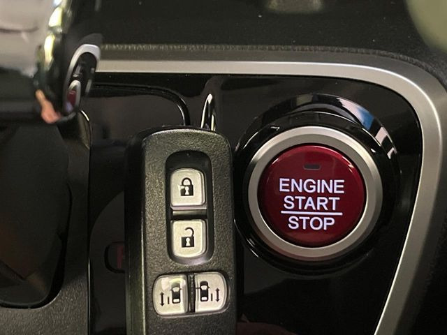 �yHonda�X�}�[�g�L�[�z�J�o����|�P�b�g�ɓ��ꂽ�܂܂ł��h�A�̎{���E�������\�ȃX�}�[�g�L�[�𑕔��B�G���W���̃I���E�I�t�����J�M�����o���K�v����������Ƃ��Ă��֗��ł���