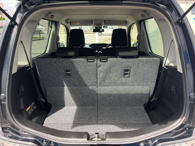 積み下ろしのしやすいデッキにはたっぷりと荷物を積み込んでいただけます。遊びから仕事まで、様々なシーンで頼れます♪