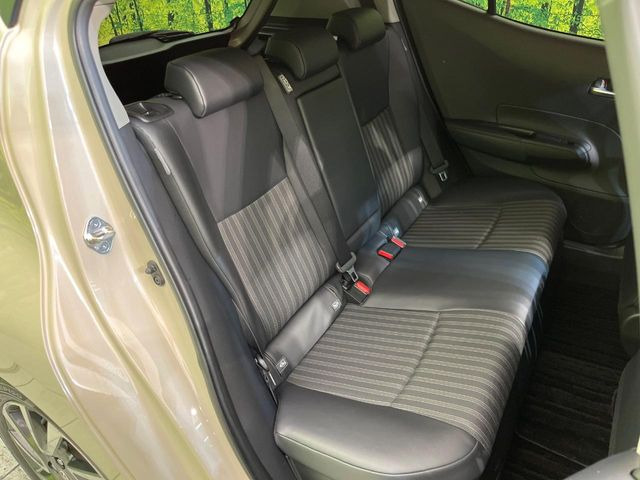 コンパクトカーですが、セカンドシートは十分な広さがあり快適にお乗りいただけます♪シートを倒して大きな荷物を積んだりと、用途の幅が広い1台です。