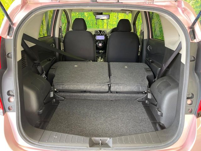 普段のお買い物や通勤、送迎等に十分な荷室スペースを確保しております。セカンドシートを倒すと、大きな荷物の積載も可能です♪