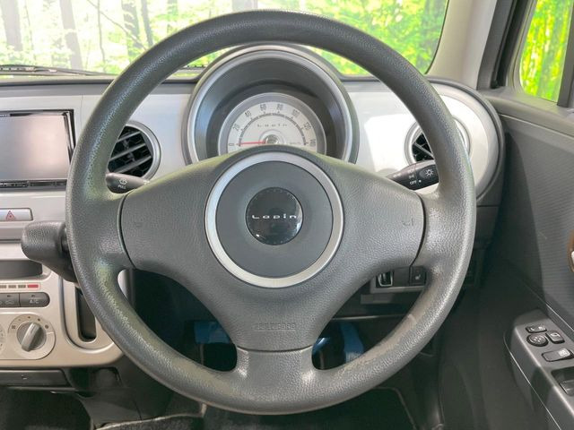 �C���e���A�ɍ��킹���f�U�C���̃X�e�A�����O�́A�^�]�������̂��Ƃ��l���A�^�]���₷���`��A�傫���ł��B�����x�A���ۂɐG���Ă��m���߂��������B