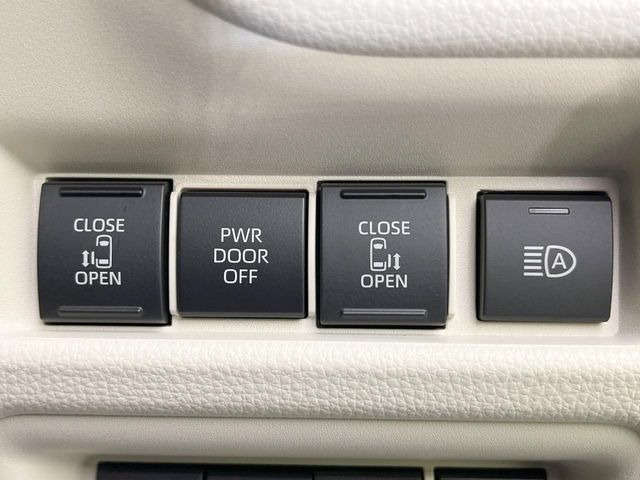 【両側パワースライドドア】スマートキーや運転席のスイッチで後席両側スライドドアの開閉が可能♪電動だから力を入れてドアを開ける必要が無く、小さなお子様でも簡単に開け閉めでき快適です♪