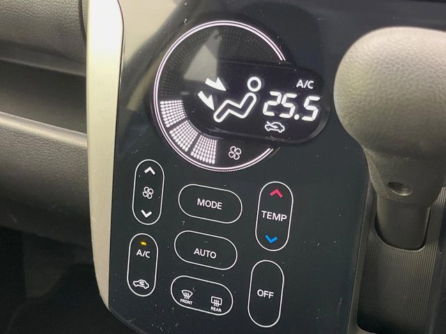 【オートエアコン】一度お好みの温度に設定すれば、車内の温度を検知し風量や温度を自動で調整。暑い&hellip;寒い&hellip;と何度もスイッチ操作をする必要はありません。快適な車内空間には必須の機能ですね♪