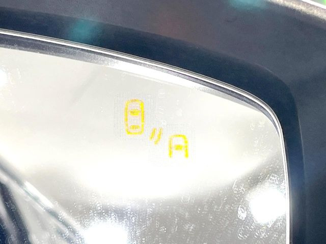 【ブラインドスポットモニタリング】走行中、ドアミラーの死角になりやすい箇所に後続車が接近するとサイドミラー付近に警告を表示、ドライバーに注意喚起をしてくれます。
