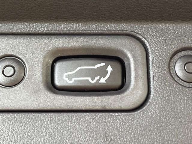 【パワーバックドア】スマートキーや運転席のボタンを押すだけでリアゲートが自動で開閉します!荷物を持っている時や、高い位置にあるバックドアを閉める際に便利な機能です♪