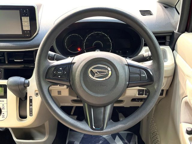 �C���e���A�ɍ��킹���f�U�C���̃X�e�A�����O�́A�^�]�������̂��Ƃ��l���A�^�]���₷���`��A�傫���ł��B�����x�A���ۂɐG���Ă��m���߂��������B