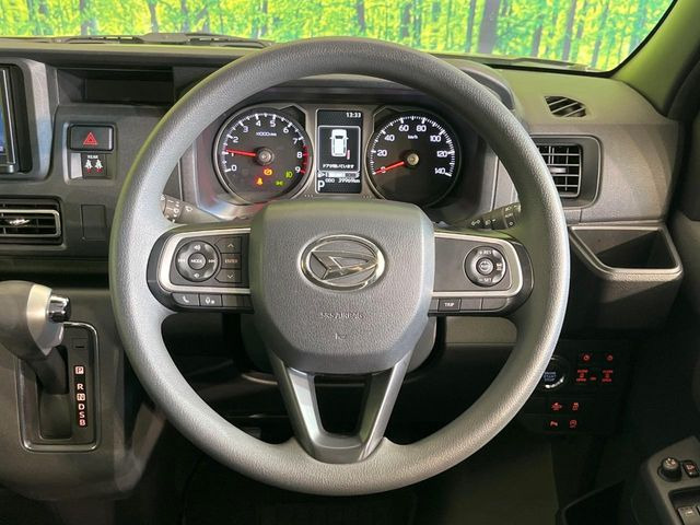 �C���e���A�ɍ��킹���f�U�C���̃X�e�A�����O�́A�^�]�������̂��Ƃ��l���A�^�]���₷���`��A�傫���ł��B�����x�A���ۂɐG���Ă��m���߂��������B