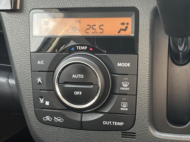 【オートエアコン】一度お好みの温度に設定すれば、車内の温度を検知し風量や温度を自動で調整。暑い&hellip;寒い&hellip;と何度もスイッチ操作をする必要はありません。快適な車内空間には必須の機能ですね♪