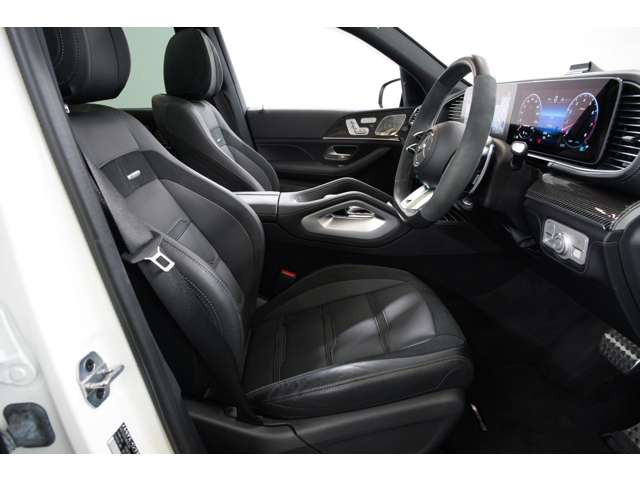 12.3�C���`�̃��C�h�X�N���[���R�N�s�b�g�B���[�^�[�ƃZ���^�[�f�B�X�v���C����̉������f�U�C���́AAMG�Ȃ�łْ͂̋����ƍŐV�����Z�f�X�̐�i���𓯎��Ɋ��������܂��B