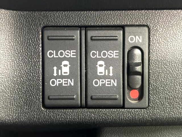 【両側パワースライドドア】スマートキーや運転席のスイッチで後席両側スライドドアの開閉が可能♪電動だから力を入れてドアを開ける必要が無く、小さなお子様でも簡単に開け閉めでき快適です♪