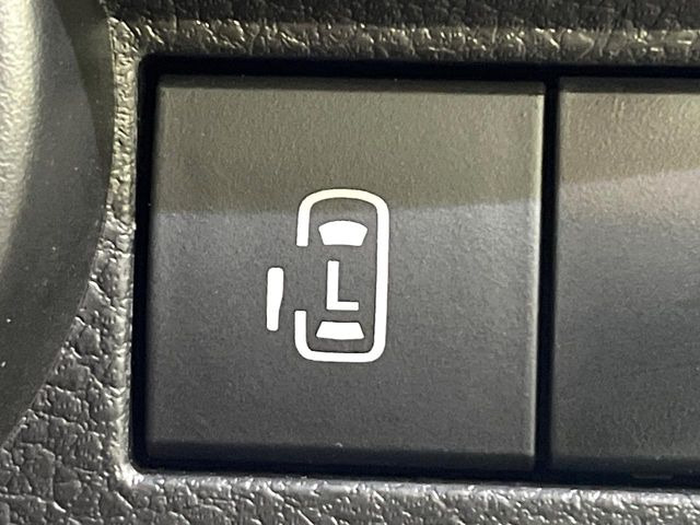 【パワースライドドア】スマートキーや運転席のスイッチでスライドドアの開閉が可能♪電動だから力を入れてドアを開ける必要が無く、小さいお子様でも、重い荷物を持っている時もラクに開け閉めできます♪