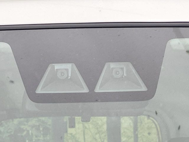 【スマートアシスト】走行中に前方の車両等を認識し、衝突しそうな時は警報とブレーキで衝突回避と被害軽減をアシスト。より安全にドライブをお楽しみいただけます。