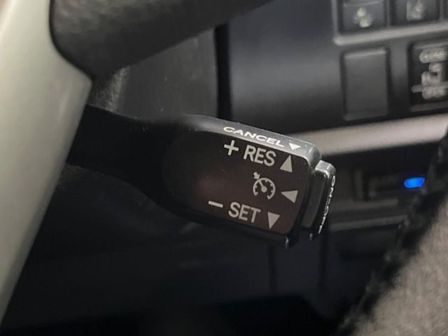 【クルーズコントロール】高速道路もラクラク走行。アクセルを離しても一定速度で走行ができ、長距離運転時の負担を軽減!加速・減速も簡単なスイッチ操作で調整できます。