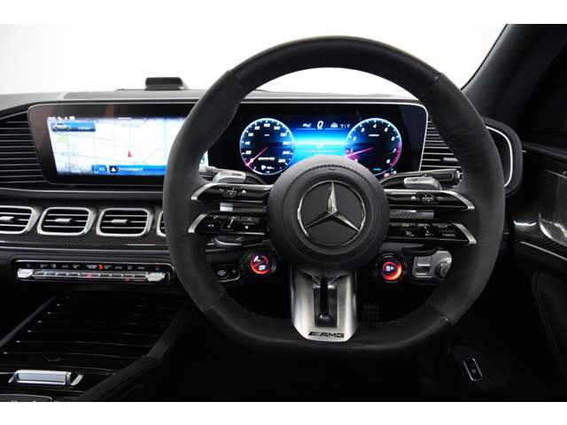 AMG��p�X�e�A�����O�z�C�[���B�p�h���V�t�g�ƃ_�C�i�~�b�N�Z���N�g�_�C����������A���s���[�h���茳�ŏu���ɐؑ։\�B�v�̏�Ԃ��ǍD�ŁA�C���e�J���͂������܂���B