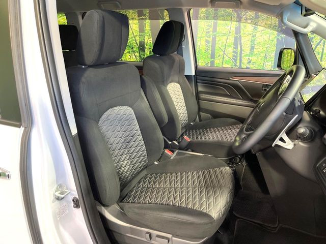 運転席まわりには十分なスペースがあり、大柄な方でもゆったり運転していただける環境です。