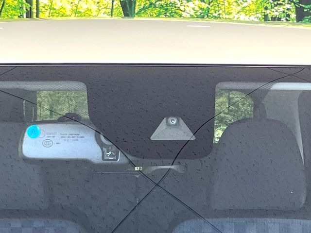 【エマージェンシーブレーキ】走行中に前方の車両等を認識し、衝突しそうな時は警報とブレーキで衝突回避と被害軽減をアシスト。より安全にドライブをお楽しみいただけます。