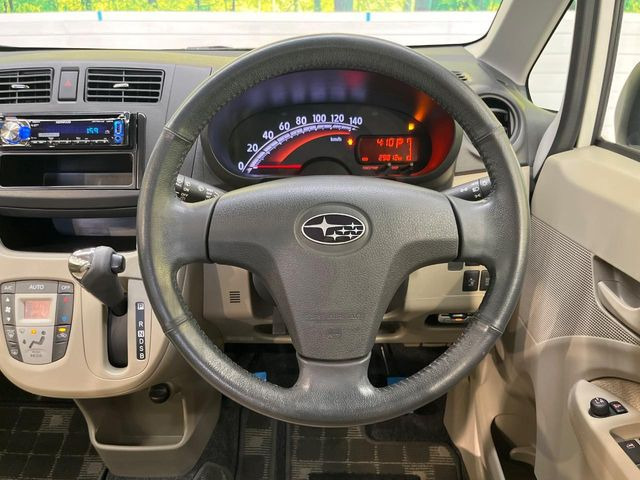 �C���e���A�ɍ��킹���f�U�C���̃X�e�A�����O�́A�^�]�������̂��Ƃ��l���A�^�]���₷���`��A�傫���ł��B�����x�A���ۂɐG���Ă��m���߂��������B
