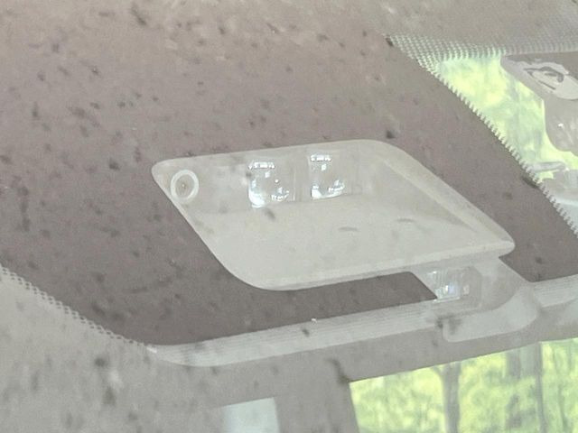 【三菱e-Assist】走行中に前方の車両等を認識し、衝突しそうな時は警報とブレーキで衝突回避と被害軽減をアシスト。より安全にドライブをお楽しみいただけます。
